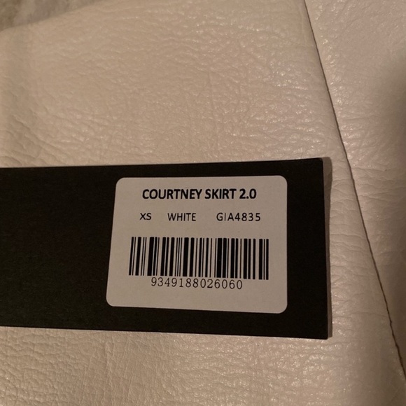 NWT I.AM.GIA Courtney 2.0 White Diagonal Zipper Skirt - Picture 4 of 4